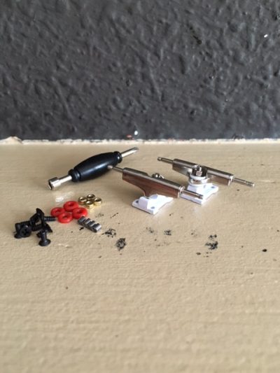 Freeday Wide Trucks Silver / Base White 32mm