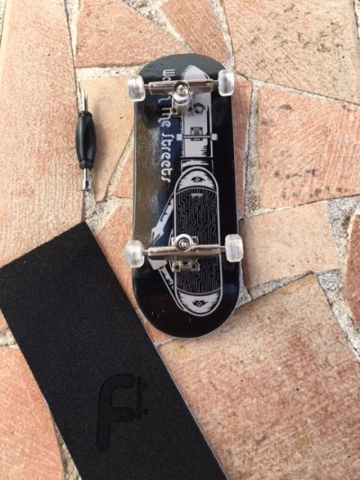 Freeday Shop Graphic Complete Standard 32mm "War in the Streets" 2017